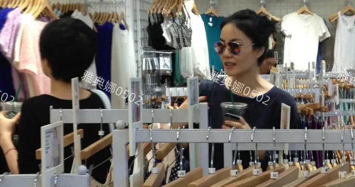 王菲本人一点不高冷，瘦瘦高高能说爱笑，不仅衣品好气质也很特别