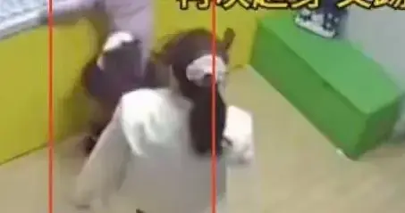 过分！4岁女孩被陌生女连着好几脚，孩子吓哭不敢出门！警方介入