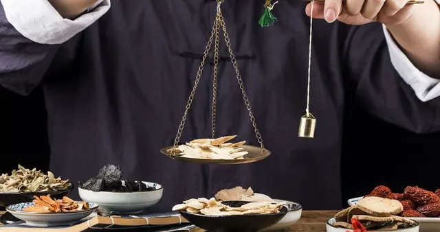 央视怒揭黑中医馆！假病友、伪神医组团坑人，4000块神药是地摊货