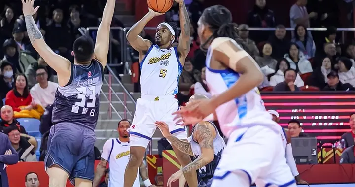 唉，30分钟18铁！硬是投死广厦，球迷喷：无限开火权也得有个度吧