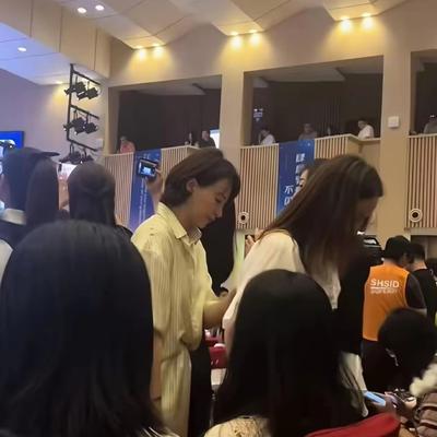 优优时尚穿搭：网友在学校偶遇53岁董卿参