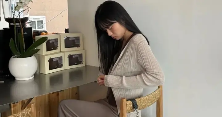 小个子牛马过35岁早秋穿“薄针织+直筒长裙”，显高显瘦简约高级