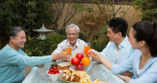 独自伺候父亲5年，父亲走后才知道兄弟姐妹感情在利益面前很现实