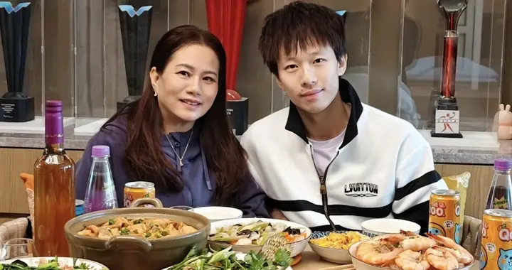 梁靖崑带徐瑛彬去兜风，林高远说过年喝了阿妈靓汤，王楚钦去上训