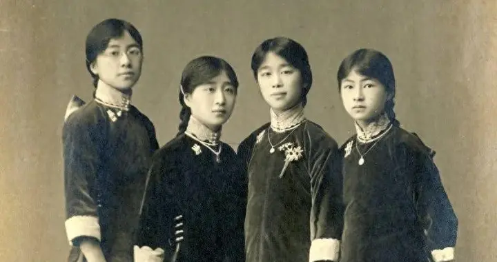 1916年，林徽因和表姐在北京的留影，她12岁，长相出众，气质不凡