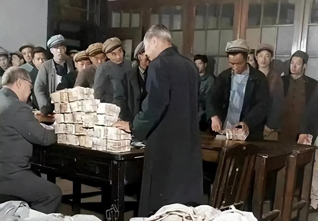 1949年上海金融战，人民政府投放十万枚银元，投机商人照单全收