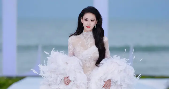 张馨予出席ELLE风尚大典红毯