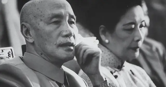 蒋介石临终前拉着蒋经国的手：我这一生只敬佩一人，畏惧两人！