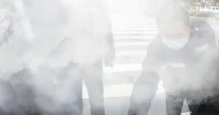 64岁癌母碰瓷筹钱被儿子怒吼，千万播放后，全网的善意暖哭了