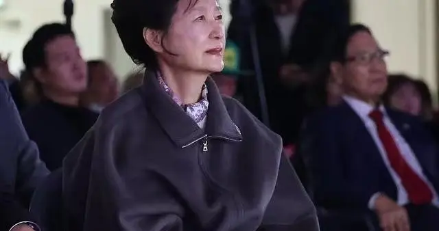 72岁朴槿惠罕见现身，脸白到发光依然不显老，贴身女保镖又美又飒
