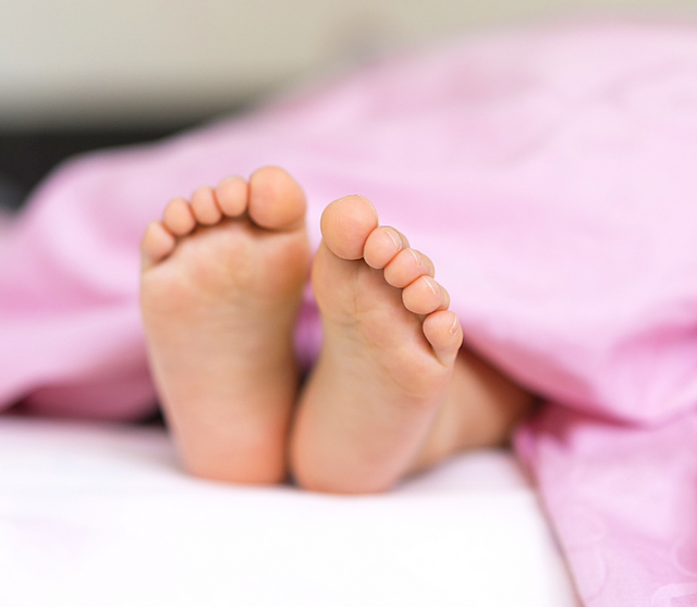 睡觉时尽量把脚露外面，有什么作用？医生：经常失眠或与肝有关