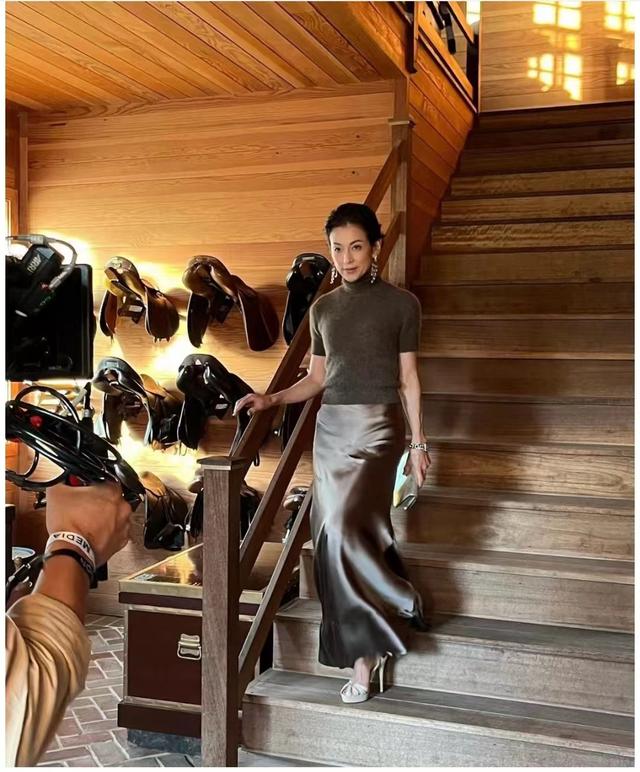 铃木保奈美：璀璨演艺人生中的坚韧与优雅