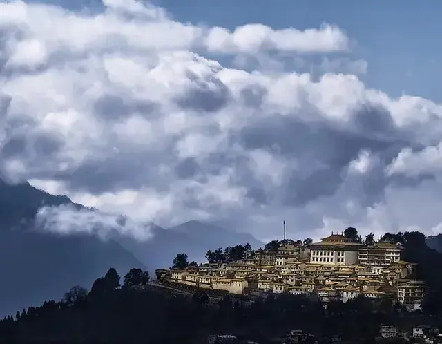 目前我国被国外侵占的领土或者岛礁，想收回，很不容易