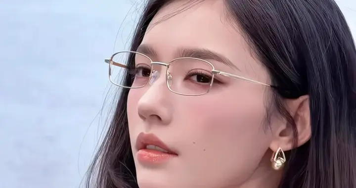 林允化了“A市女主妆”，金丝眼镜一戴，真的太美了！