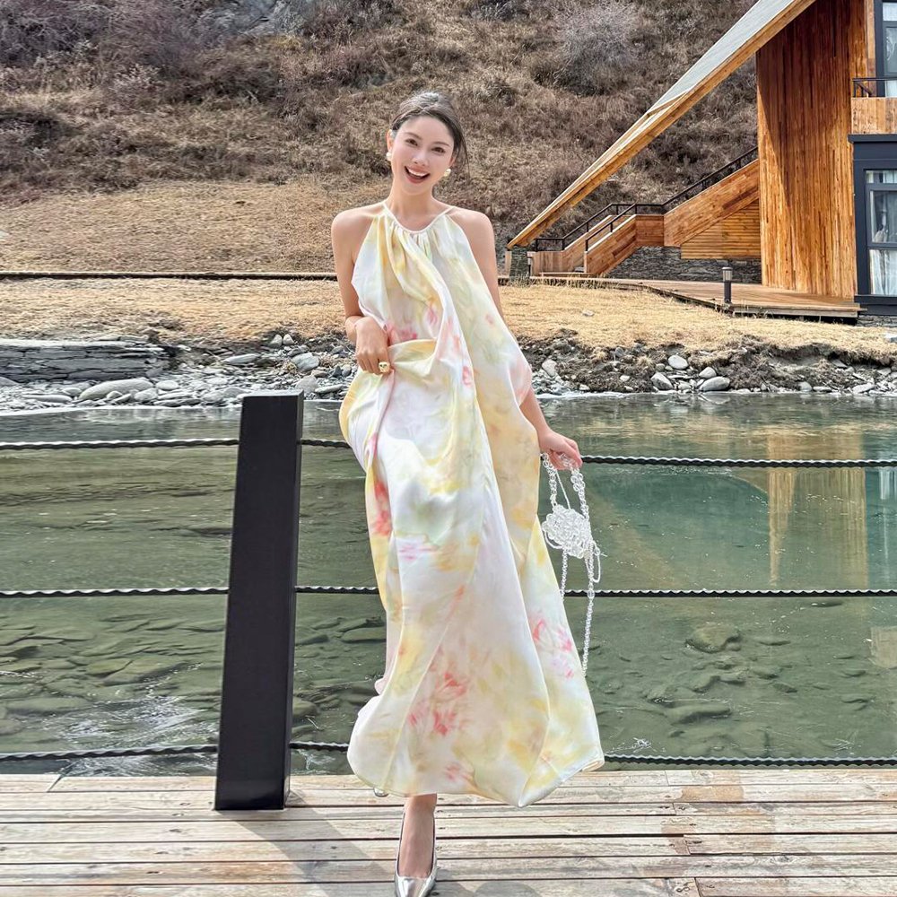 春季超好看法式显瘦挂脖连衣裙海边度假裙子