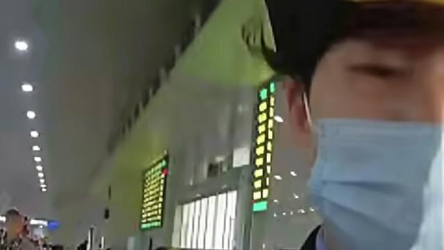 浅夏微光：这个民警火了！女孩亲人去世必须