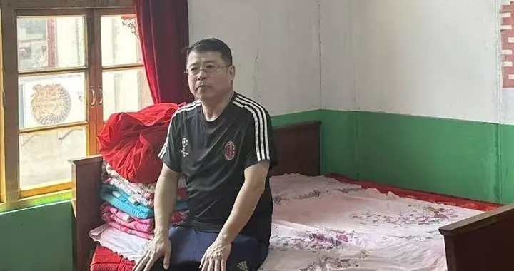 封杀6年，央视名嘴阿丘近况曝光！住老破小房子，妻女早远走他乡