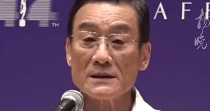 68岁梁家辉5封金像影帝后，赶回家带外孙，一个动作遭网友吐槽