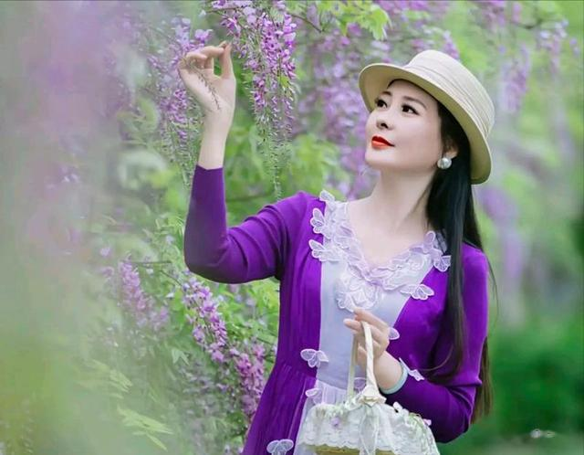 紫藤花下拍人像，姿势好看容易学，优雅自然落落大方