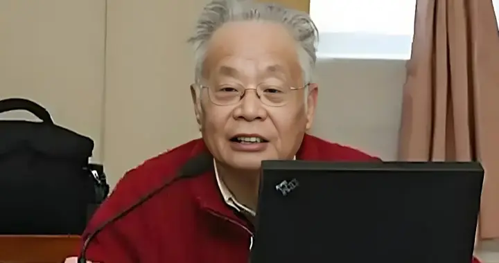 王小东怒批何祚庥老院士，并希望其安心养老