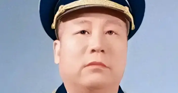 敌人猛攻，副司令和司令唱反调，8年后副司令成上将司令是少将