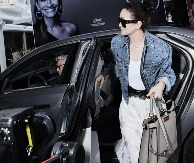 57岁巩俐抵达戛纳，牵手75岁丈夫散发巩皇气场，为粉丝签名没架子