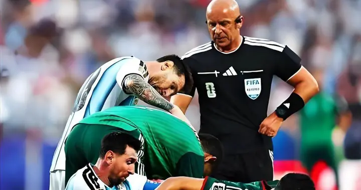 别再吵梅西踩踏红牌争议！看懂 FIFA 判罚标准，你就明白裁判错没错
