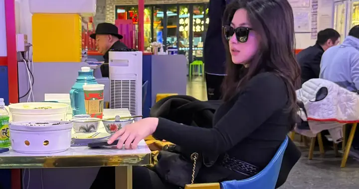 明星偶遇合集，近距离怼脸拍，原来他们私下竟是这样