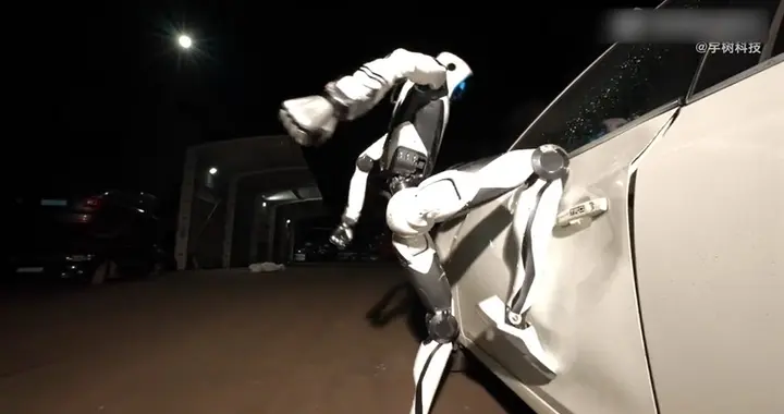 成龙看了也竖大拇指，宇树新机器人会功夫、会救人