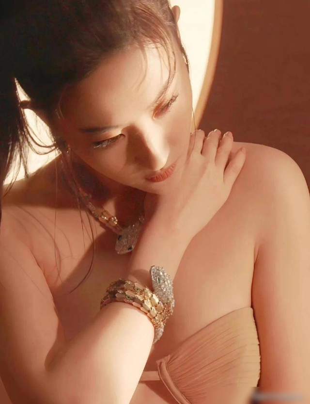 刘亦菲，竟也有这么汹涌的照片，太奔放了！