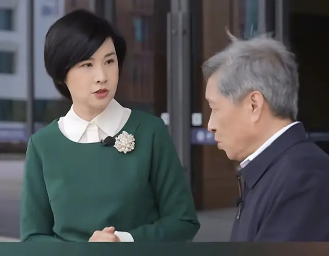 吴小莉敬业又朴素，一个月内两次到访福耀科大穿同款衣服关心教育