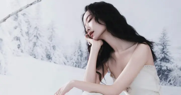 倪妮｜雪地大片，吊带白裙，静谧优雅