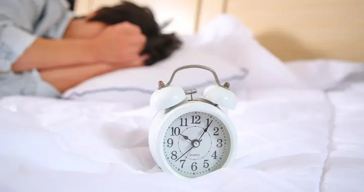 半夜两三点总醒？别硬熬！一套温和养生法，助你一觉睡到天亮