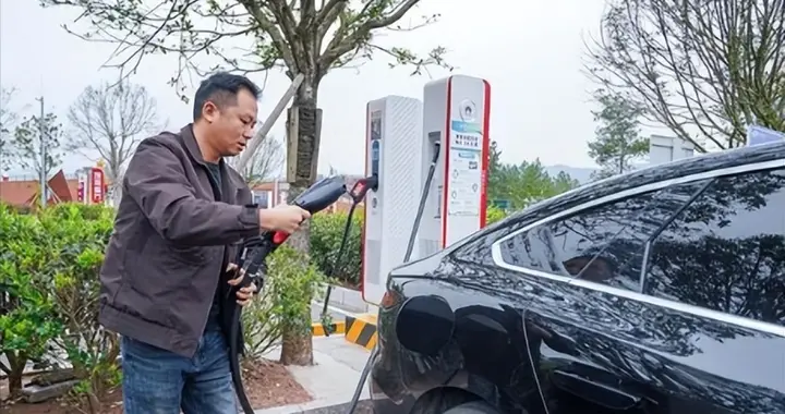 新能源车主 高速充电不用再排长队了！明年高速建1万个以上充电枪