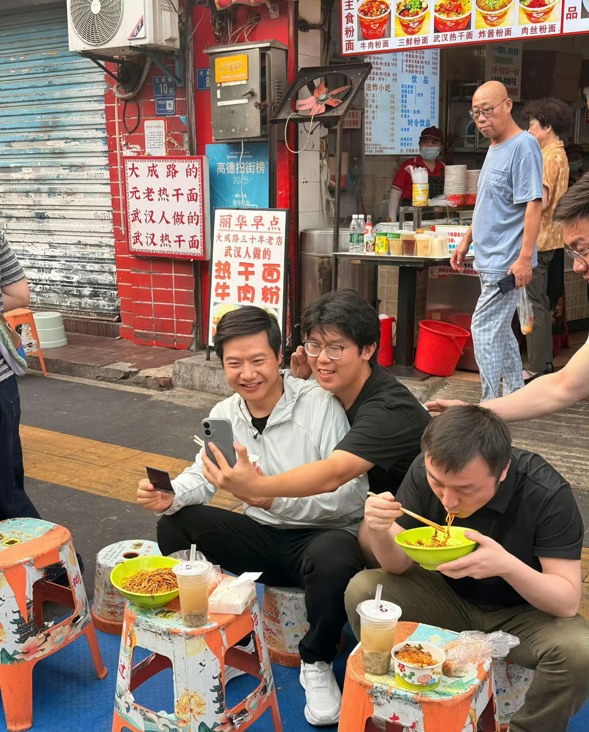 千亿总裁能在室外吃早餐，还和粉丝合影  雷总是真的接地气吧？[捂脸]