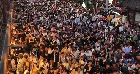 五一到处人挤人，我却从中发现真相：我们缺的不是钱，是时间