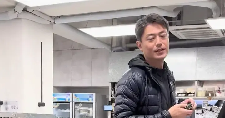 霍建华吃早餐被偶遇，大方替一桌女粉丝买单，被喊叔叔后笑容灿烂