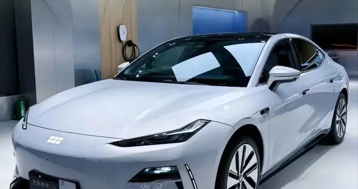 银河E8深度拆解：12万级B级纯电，优势突出，槽点不容忽视