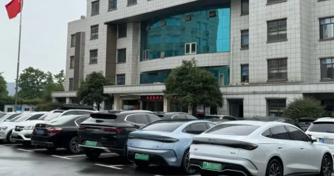 大院的停车场，正在悄悄改变颜色！