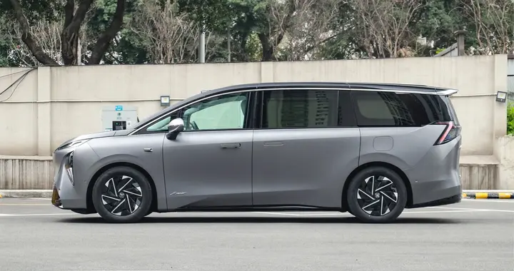 高端纯电MPV再添新！百万级车漆涂装，最大续航632km+零百5.1秒