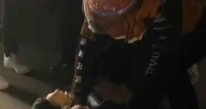 男子抢金店金镯子，被外卖小哥当场制服