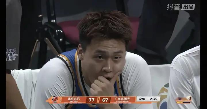 广东球迷蒙圈了，京粤比赛转折点，是赵睿受伤下场？