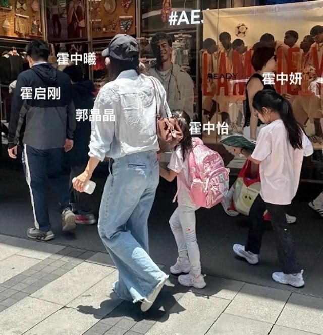 郭晶晶一家逛街被路人偶遇，霍启刚居然瘦成了纸片人，大女儿边走路边看书真自律
