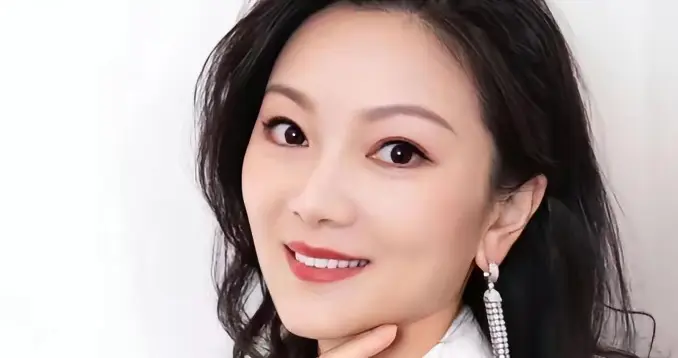 19岁陈婷课堂突发恶心，谎称感冒，背后藏着与张艺谋的人生抉择