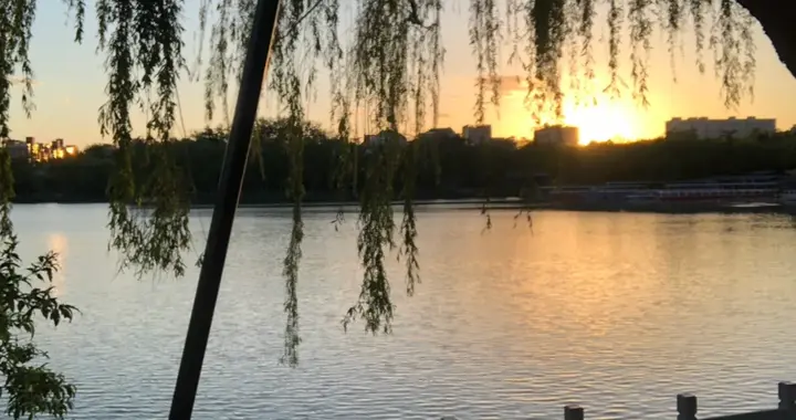 男人是否会忘记一个真心爱他的女人，实际上受到多方面因素的影响