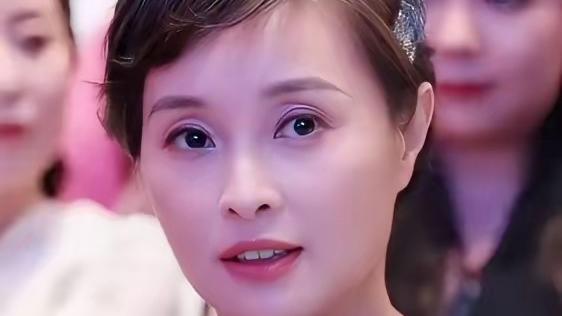 彩虹吃瓜娱乐：陈建斌谈起吴越热泪盈眶，觉