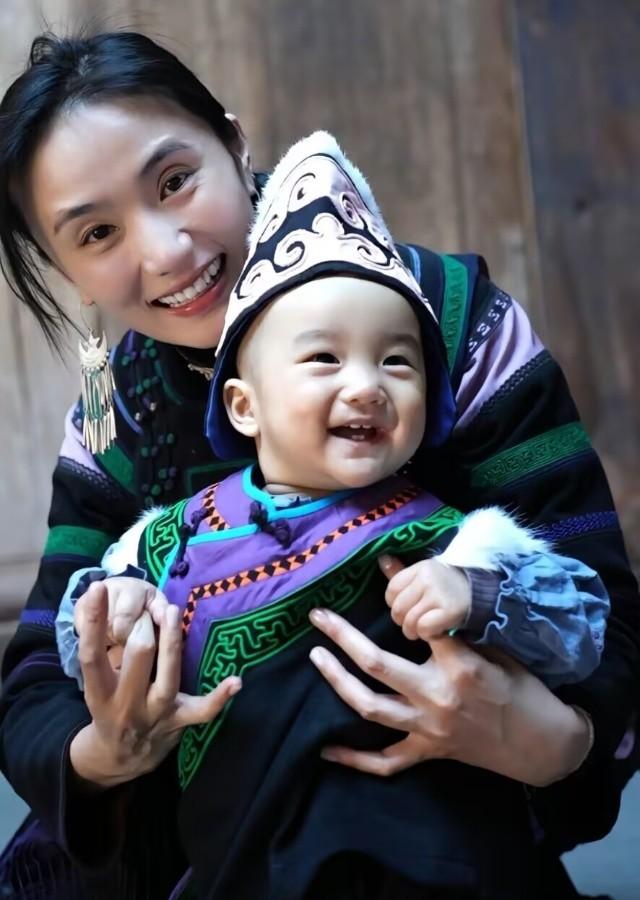 海哈金喜母亲节晒照引争议，网民讥讽嫁“负翁”，她罕见动怒回怼