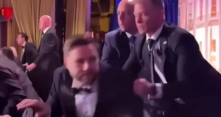 白宫晚宴枪响，总统还在谈笑，副总统万斯先溜了，特朗普回应