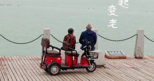 同床共枕竟成婚姻杀手？老年夫妻分床睡才是长久秘诀！