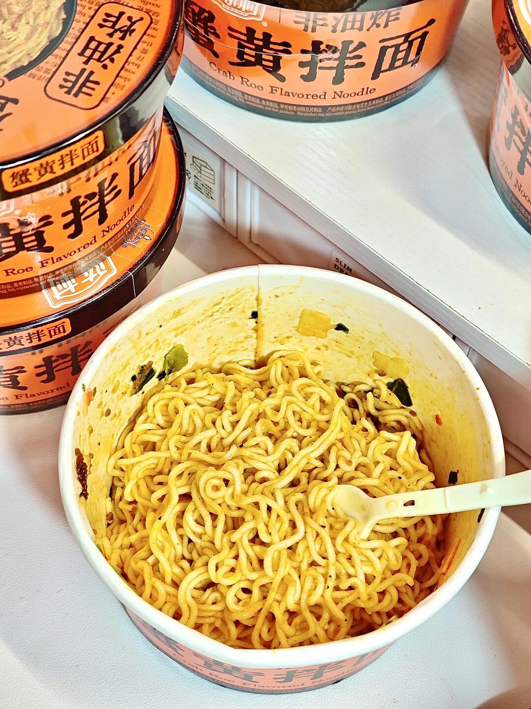 大馋丫头们！蟹黄拌面太巴适了